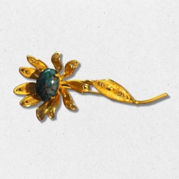 ViVintage Western Germany Pin Glass Stone Filigree Petals Flower Goldtone/Green - Picture 2 of 5